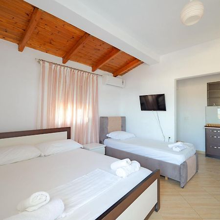 Guesthouse Blue Sky Ksamil Exteriör bild